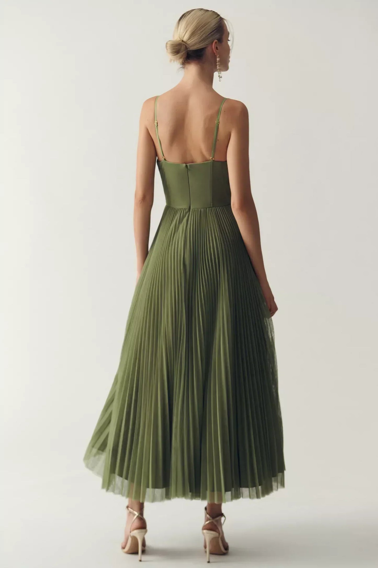Vestido Olivia – Elegancia Moderna Con Espalda Descubierta